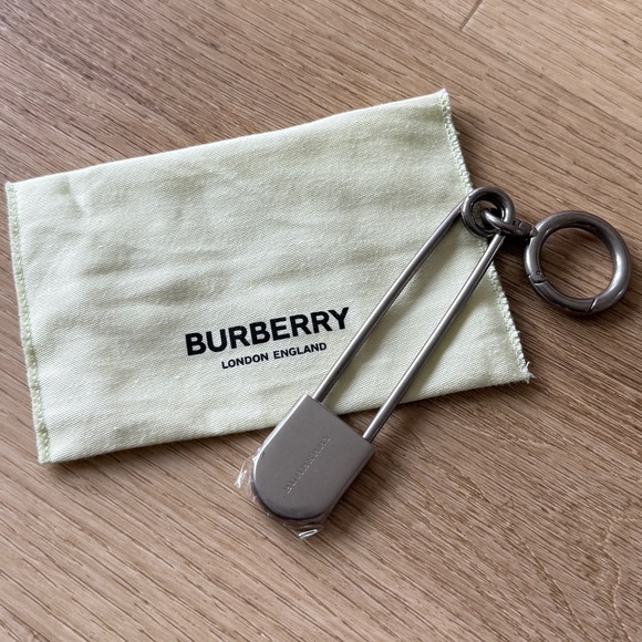 NWOT Burberry Pin Bag Charm Key Chain - Picture 1 of 7